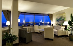 Executive lounge - Chateau Lacombe Hotel (Edmonton)