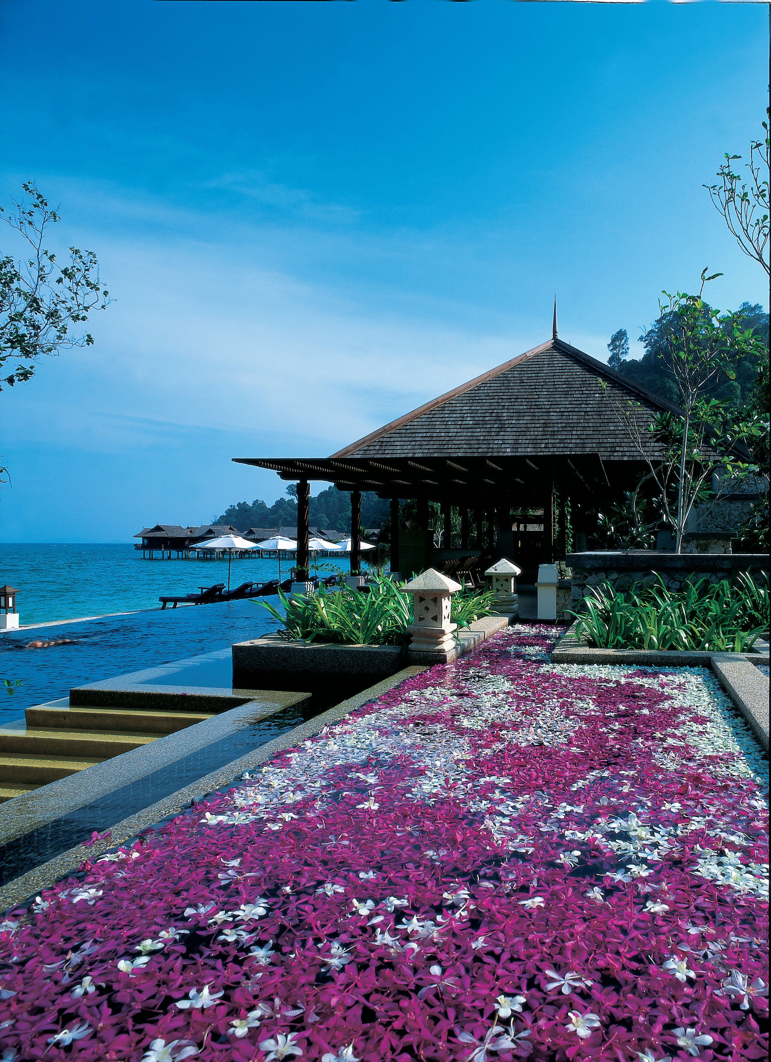 hot stone massages, swedish massages, thai massages, 10 treatment rooms