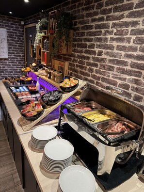 Daily continental breakfast (EUR 14.5 per person)