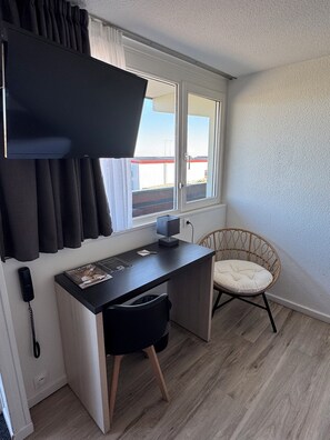 Standard Room, 1 Queen Bed | 1 bedroom, premium bedding, individually decorated