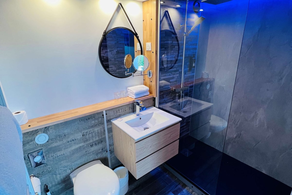 superior room, 2 single beds | bathroom | eco-friendly toiletries, hair dryer, towels, soap