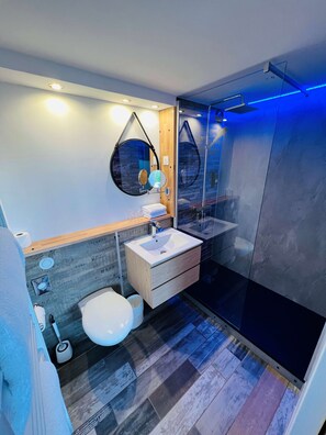 Superior Room, 2 Single Beds | Bathroom | Eco-friendly toiletries, hair dryer, towels, soap - Kyriad Lisieux (Lisieux)