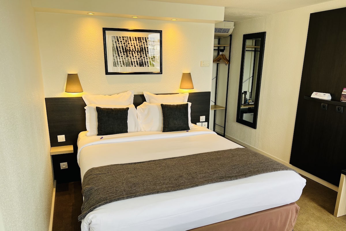 1 Schlafzimmer, hochwertige Bettwaren, individuell dekoriert