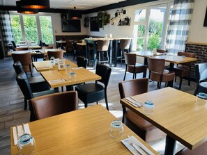 Breakfast, lunch, dinner served; French cuisine 