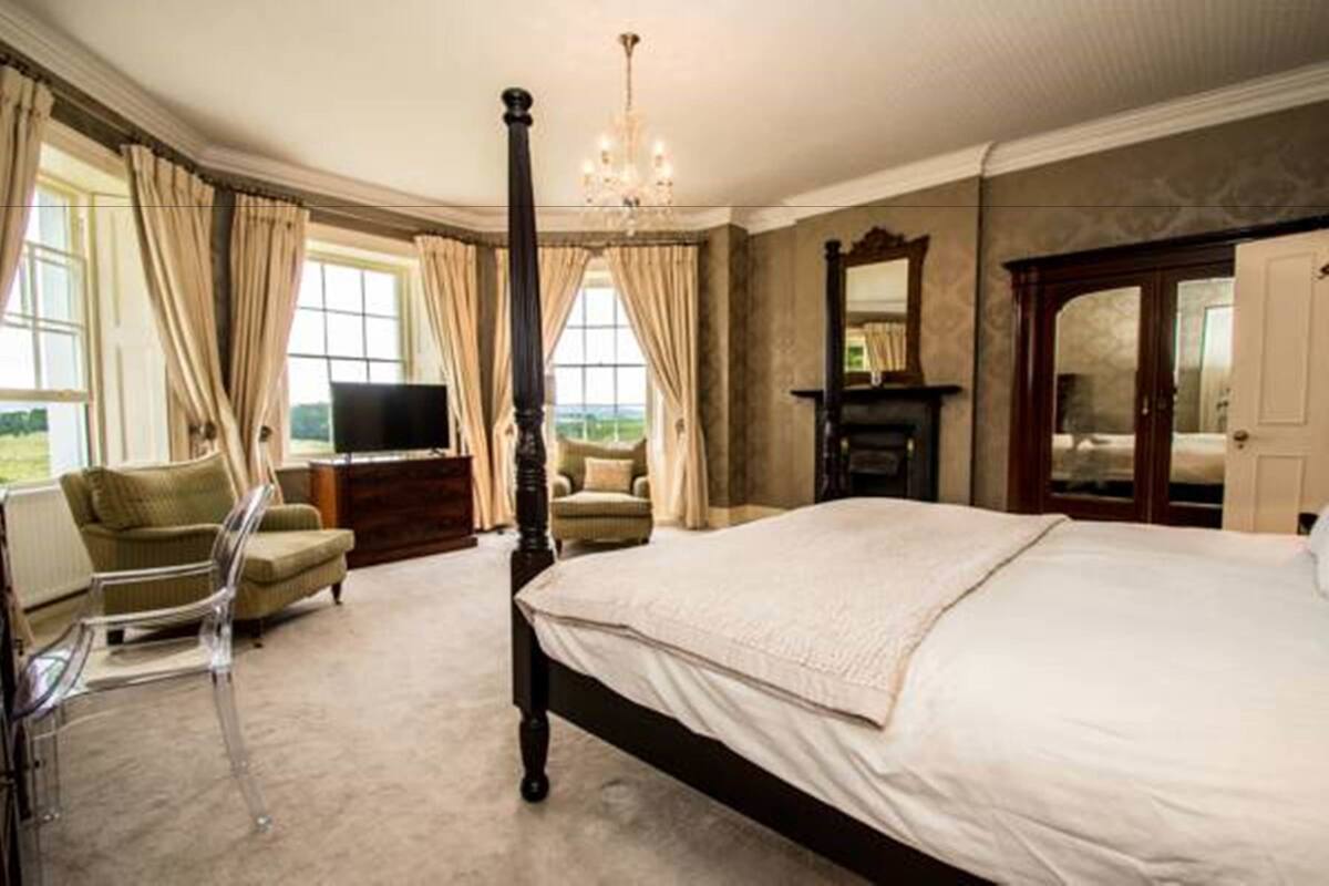 Main House Superior 4 Poster | Tempat tidur lipat/tambahan, Wi-Fi gratis, dan jam alarm