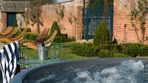 Tina de hidromasaje al aire libre