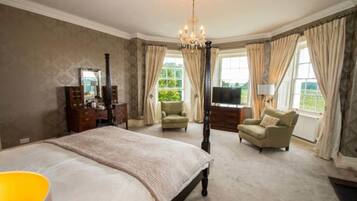 Main House Superior 4 Poster | Individually furnished, rollaway beds, free WiFi, alarm clocks