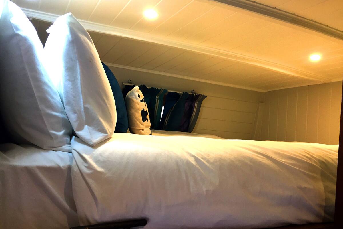 Tempat tidur lipat/tambahan, Wi-Fi gratis, dan jam alarm