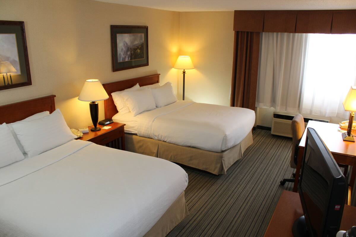 Room, 2 Queen Beds, Non Smoking | โต๊ะทำงาน, เตารีด/โต๊ะรีดผ้า, Wi-Fi ฟรี, ผ้าปูที่นอน