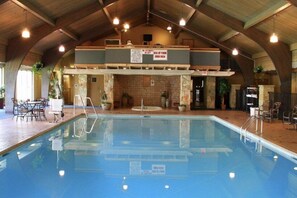 Outdoor pool - 3 Rivers Hotel (Bozeman)