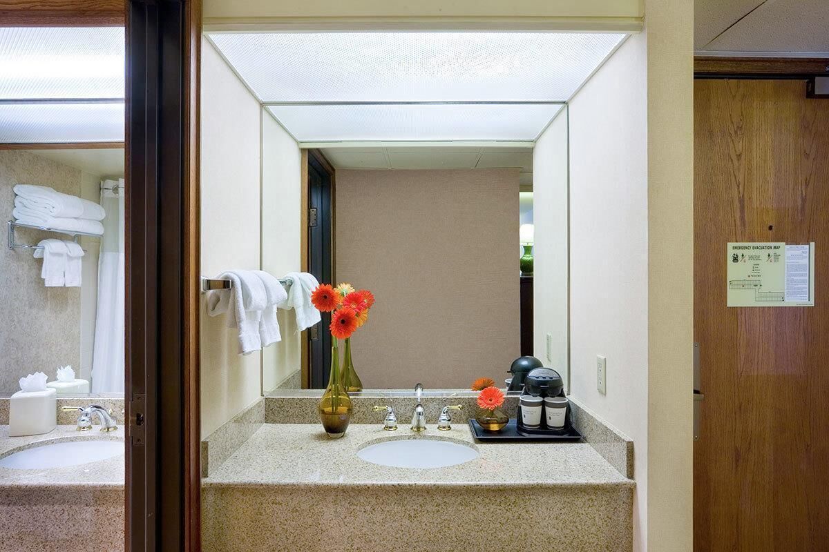 Tina con regadera, amenidades de baño de diseñador, secadora de cabello 