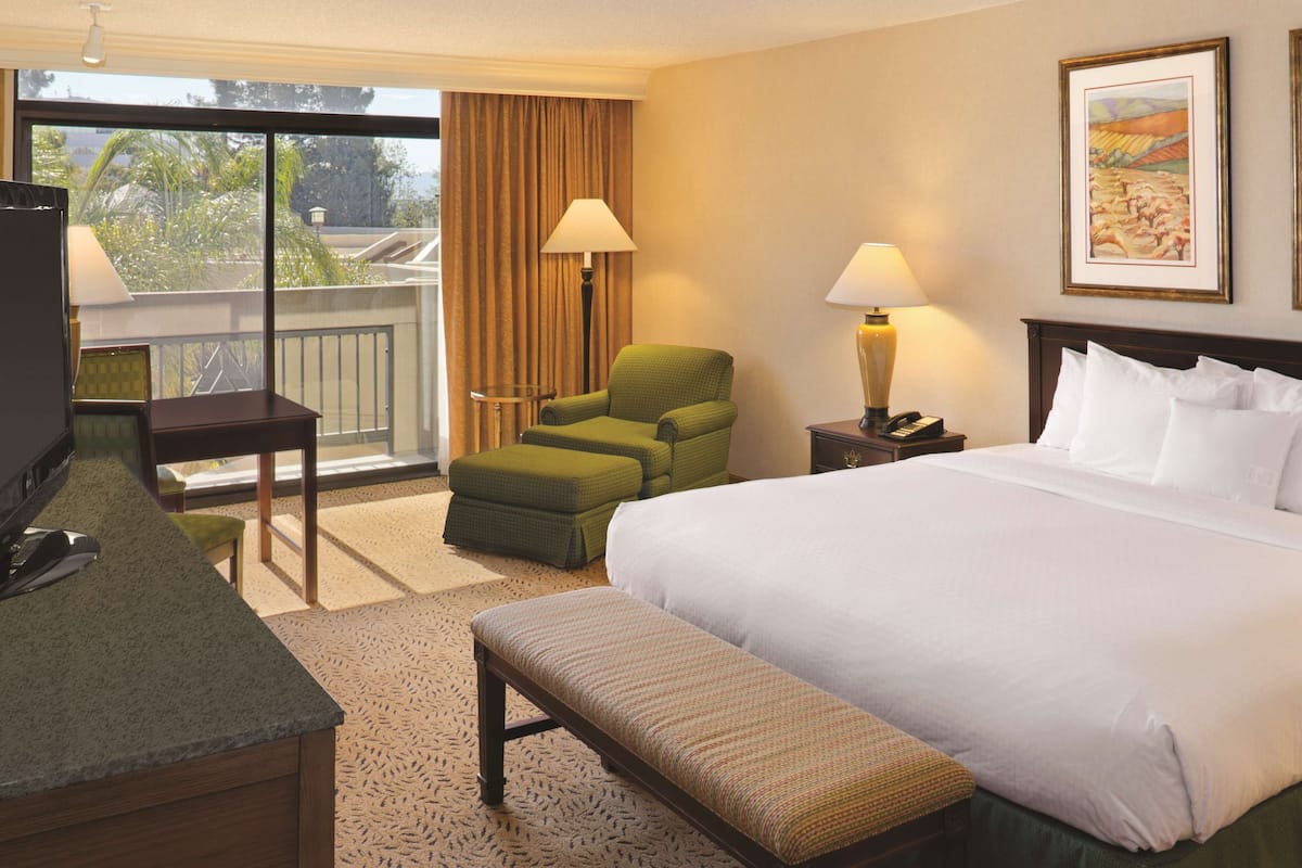 Premium bedding, in-room safe, desk, blackout drapes