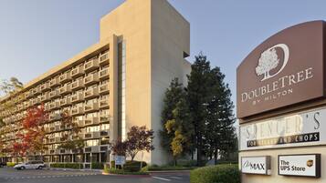 Un hotel con un cartel que anuncia 'DoubleTree by Hilton' y 'Spencer's para carnes y chuletas'.
