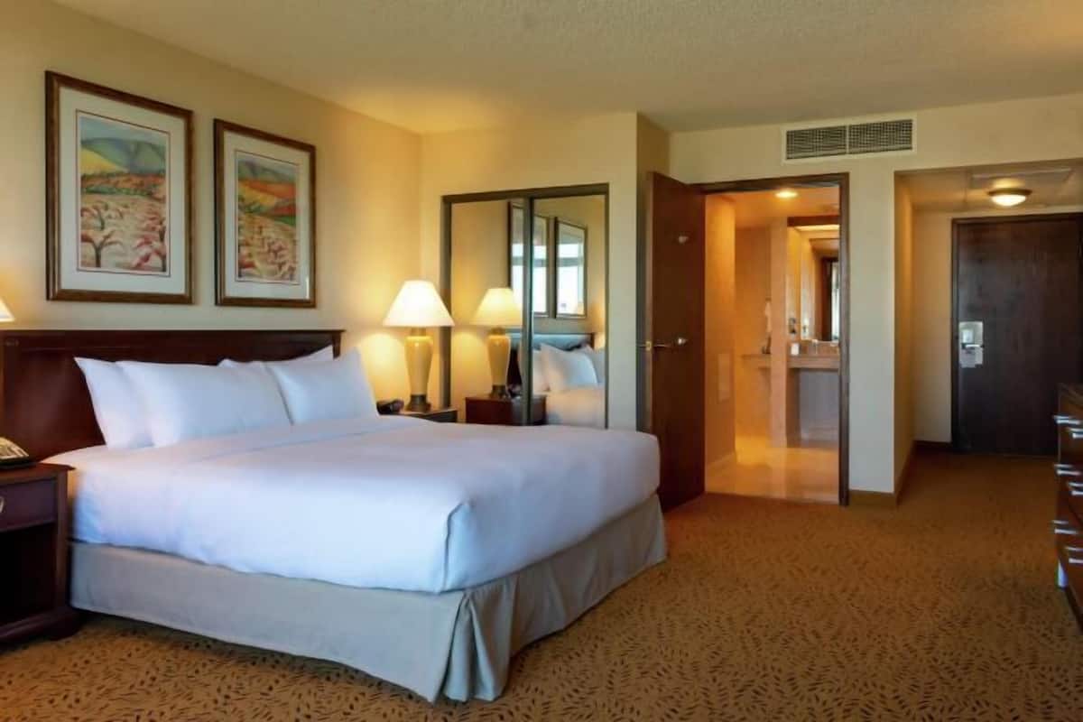 Premium bedding, in-room safe, desk, blackout curtains