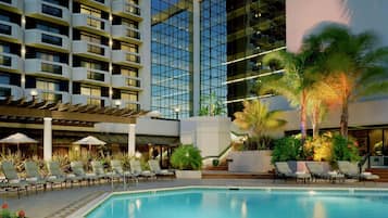 Außenpool, Sonnenschirme, Liegestühle