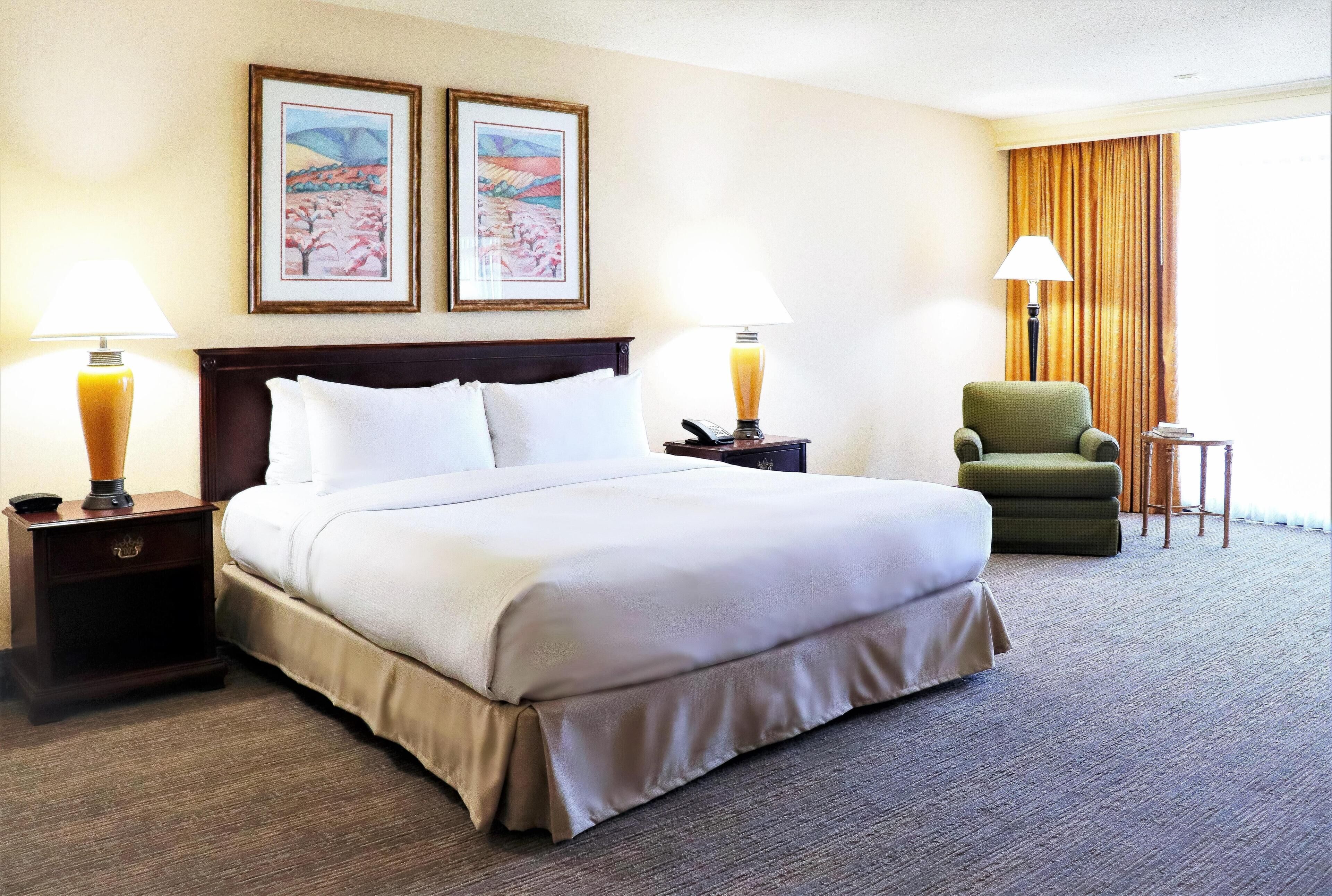 高档床上用品、客房内保险箱、办公桌、遮光窗帘