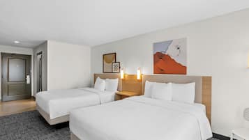 ルーム クイーンベッド 2 台 | 高級寝具、デスク、ノートパソコン用作業スペース、遮光カーテン