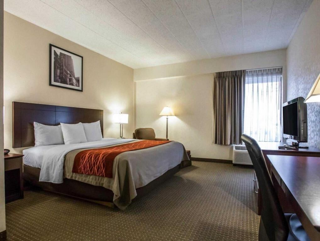 Luxe beddengoed, een bureau, een laptopwerkplek