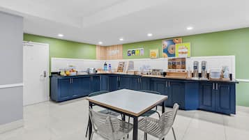 Se sirven desayunos, almuerzos y cenas; cocina americana