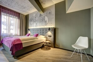 Safe på rommet, skrivebord, blendingsgardiner og wi-fi (inkludert)