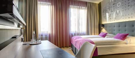 Triple Room | In-room safe, desk, blackout drapes, free WiFi