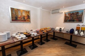 Daily buffet breakfast for a fee - Boutique 003 Köln am Dom, Trademark Collection by Wyndham (Cologne)