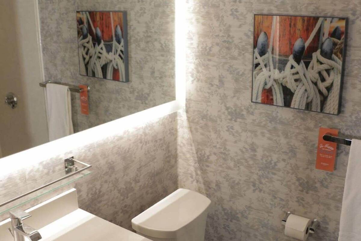 Salle de bain | Séchoir à cheveux, serviettes fournies
