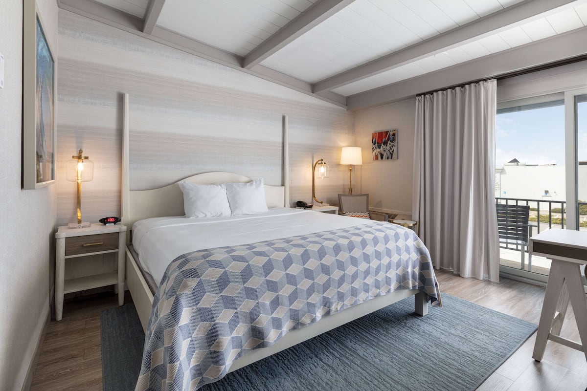 Deluxe Room, 1 King Bed, Non Smoking | In-room safe, desk, iron/ironing board, free cribs/infant beds