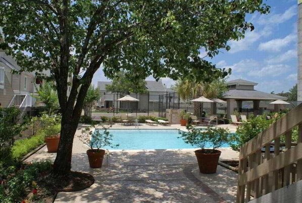 Una piscina al aire libre