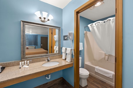 Rainfall showerhead, designer toiletries, hair dryer, towels. Americas Best Value Inn Celina