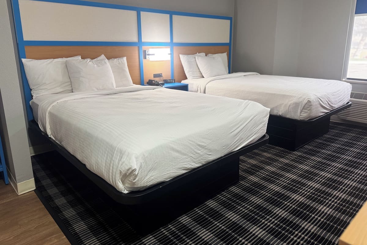 Basic-Doppelzimmer, 2 Schlafzimmer | Bügeleisen/Bügelbrett, kostenloses WLAN, Wecker