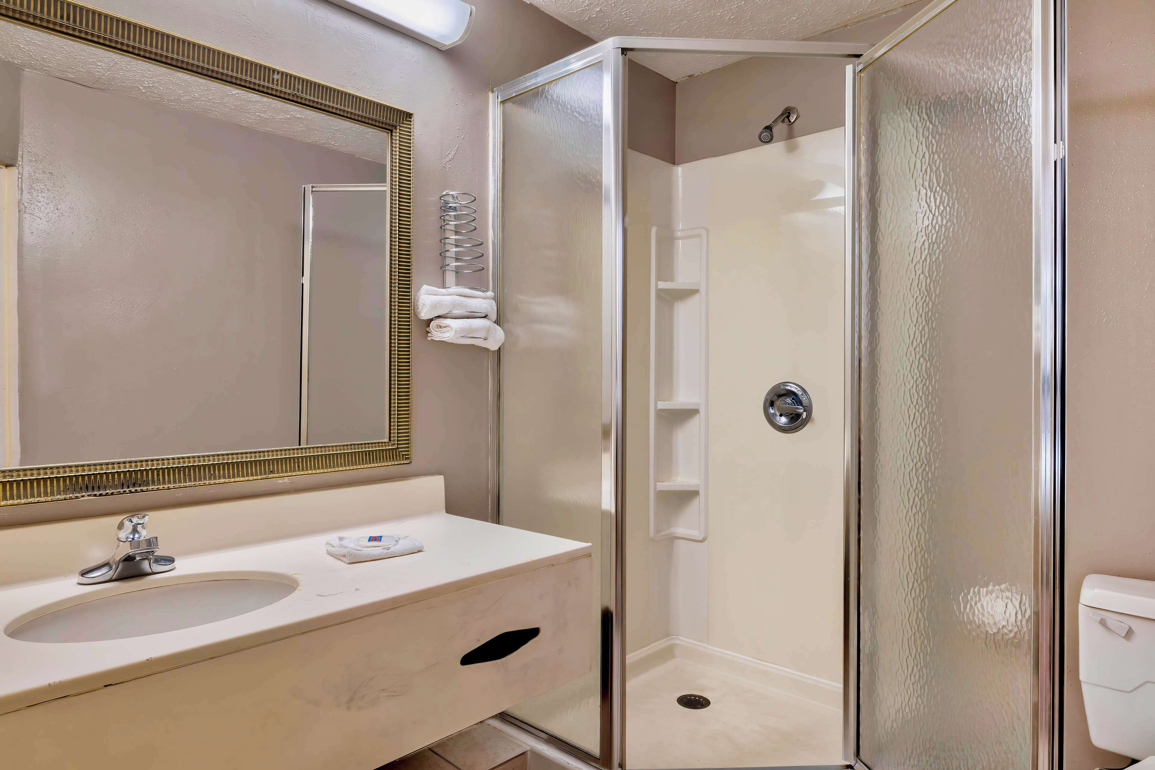 Combined shower/tub, towels