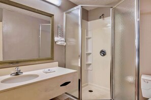 Combined shower/tub, towels - Motel 6 Morgantown, WV (Morgantown)