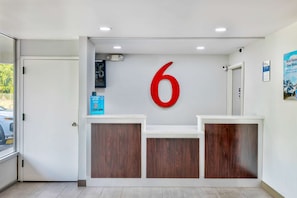 Lobby - Motel 6 Morgantown, WV (Morgantown)