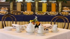A breakfast buffet with various pastries, fruits, and beverages. - Hotel Savoy (Pesaro)