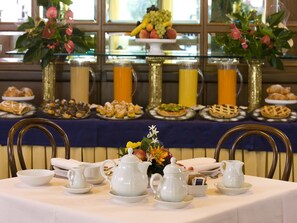 Petit déjeuner (11 EUR par personne)