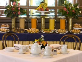 Breakfast (EUR 11 per person)