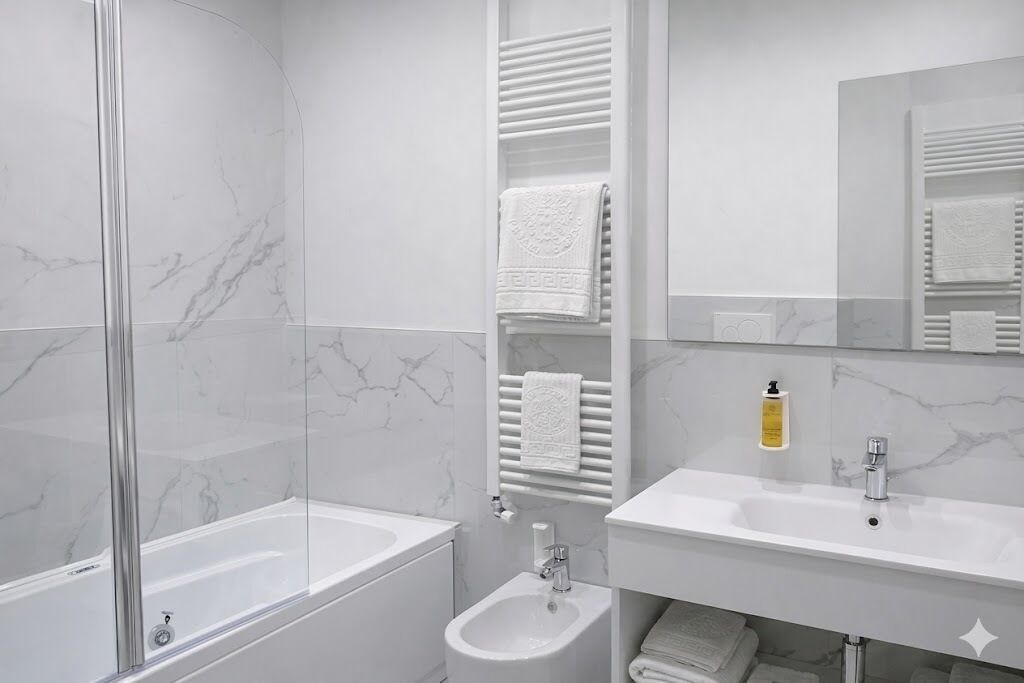 Uma casa de banho moderna com chuveiro em cabine de vidro, um bidé e uma toucador com espelho.