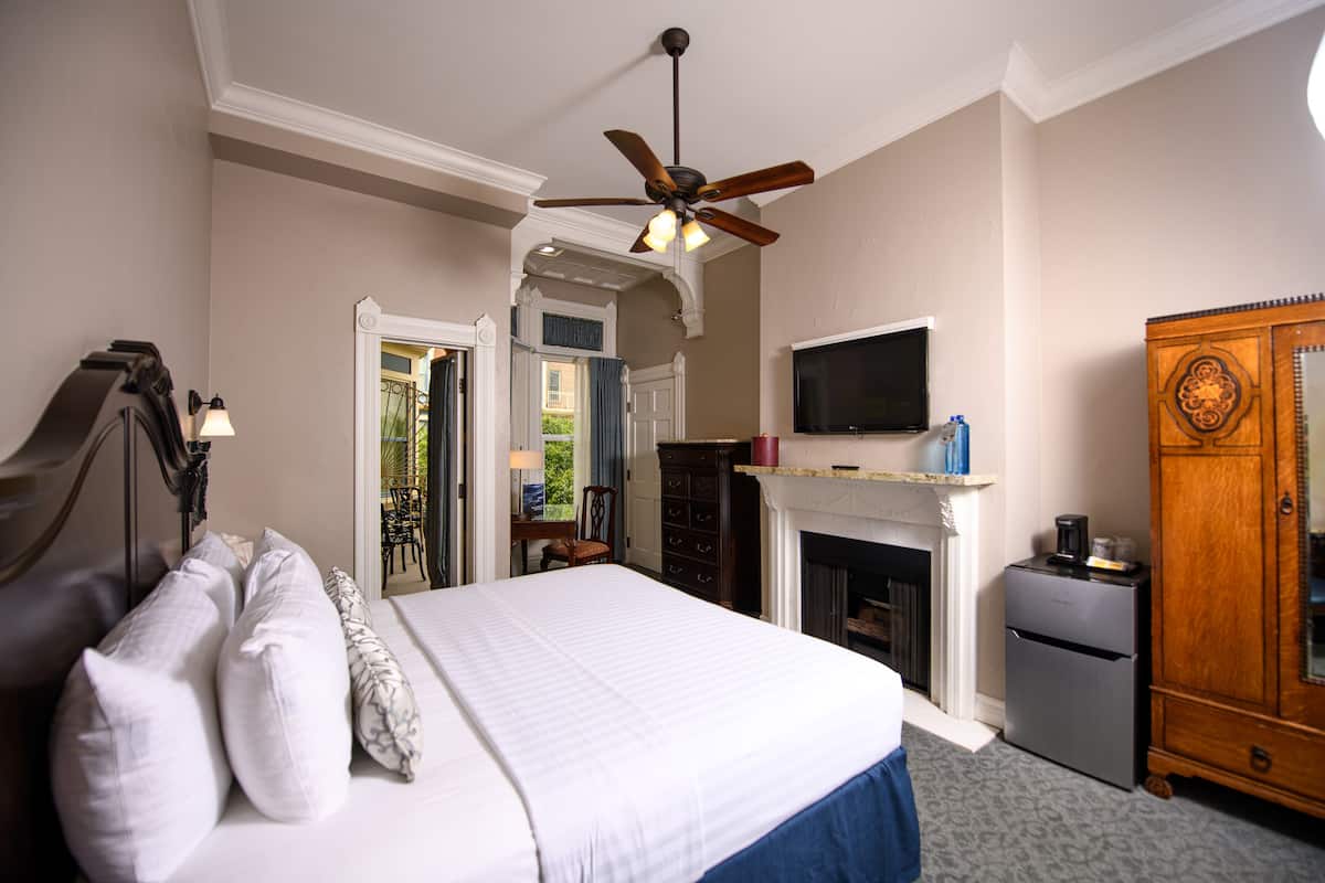 Room, 1 King Bed, Balcony, City View | 1 bedroom, premium bedding, individually decorated, blackout drapes