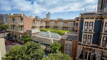 Un edificio de varios pisos con una mezcla de estilos arquitectónicos, incluyendo detalles victorianos y elementos modernos.