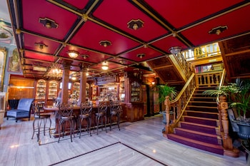 Serves dinner and happy hour at The Horton Grand, Downtown/Gaslamp Quarter