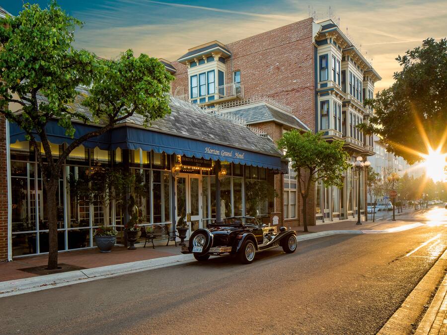 Depan hartanah - siang/malam