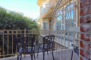 Habitación, 1 cama de matrimonio grande, balcón, vistas a la ciudad | Balcón