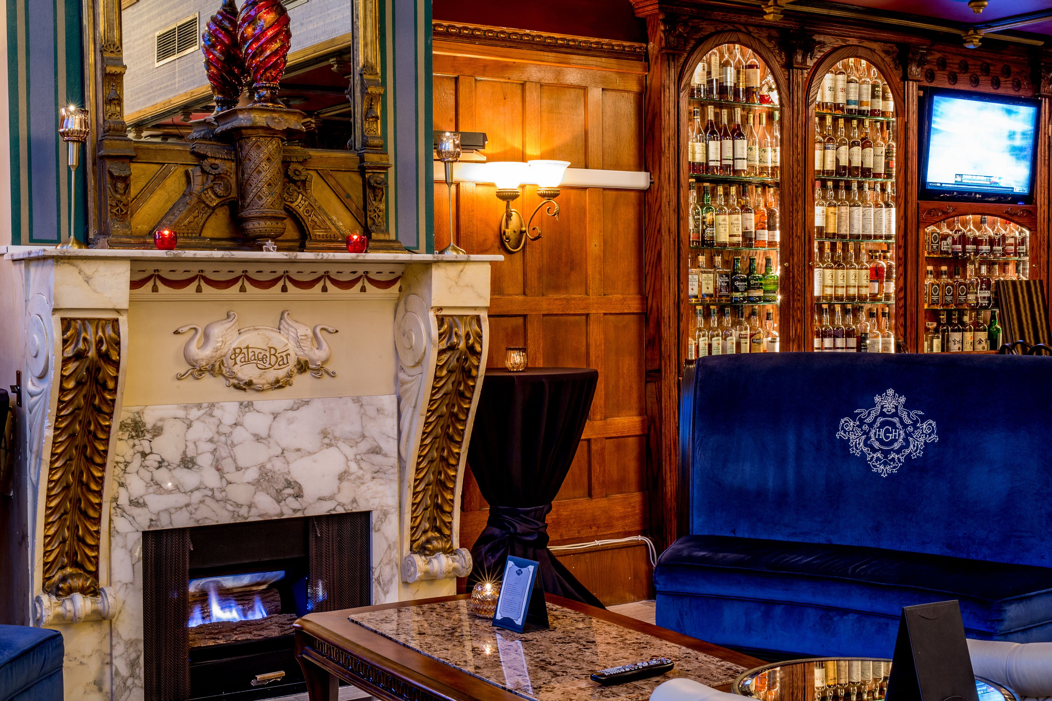 Een bar met een open haard, een televisie en een drankenkast.
