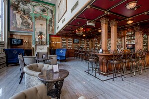 Sert le dîner et l'apéritif