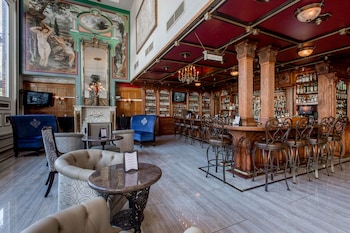 Serves dinner and happy hour at The Horton Grand, Downtown/Gaslamp Quarter