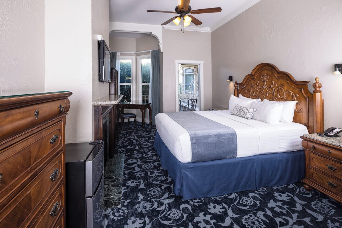 客房, 1 张特大床, 阳台, 城市景观 | 高档床上用品、特色装修、遮光窗帘、熨斗/熨衣板