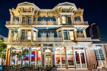 Serves breakfast, dinner, and happy hour at The Horton Grand, Downtown/Gaslamp Quarter