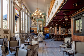 Serves breakfast, dinner, and happy hour at The Horton Grand, Downtown/Gaslamp Quarter