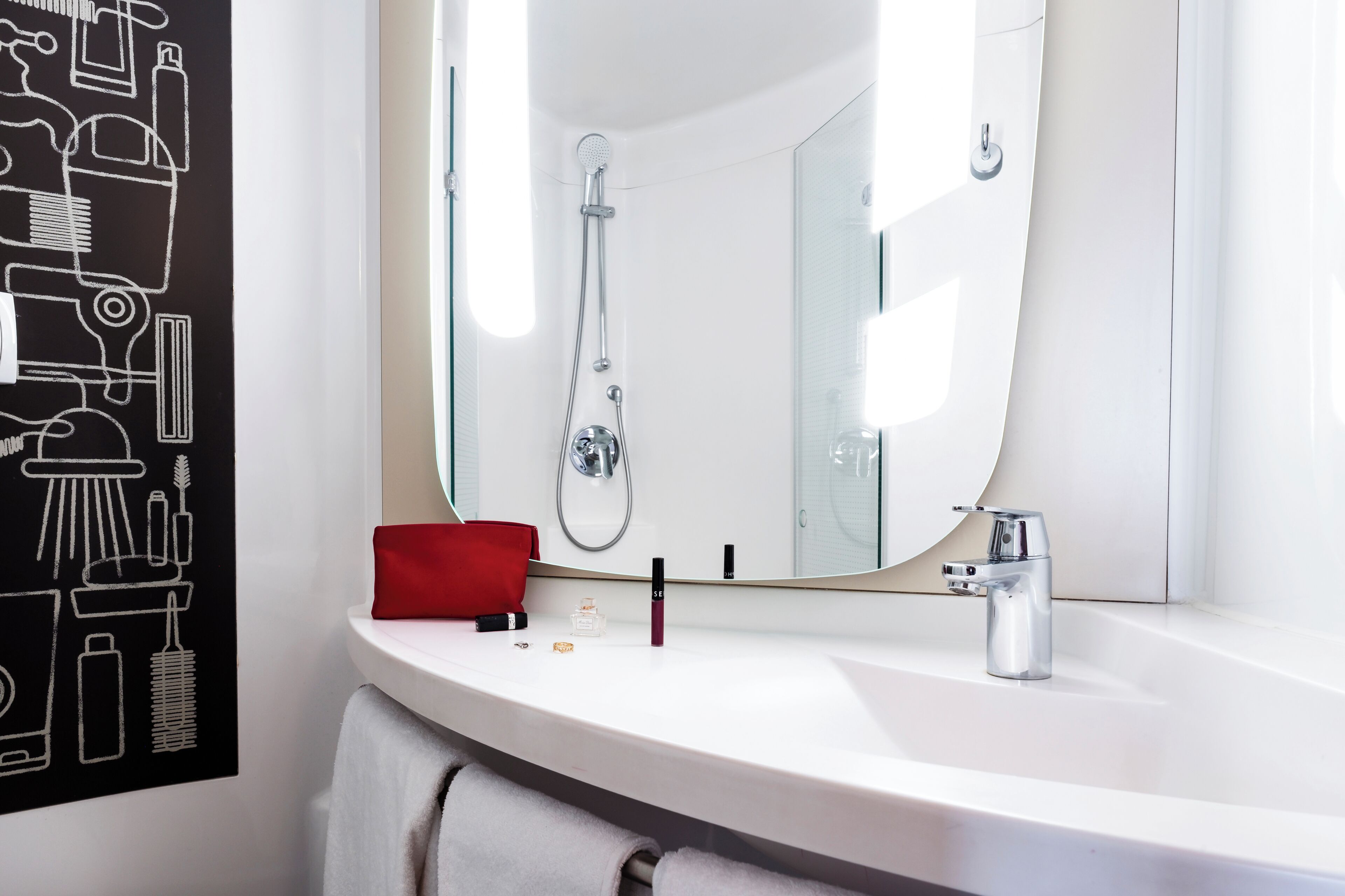 combined shower/bathtub, eco-friendly toiletries, hair dryer, towels